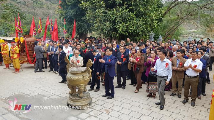 Các đại biểu thắp hương tưởng niệm tại Lễ đại tế.