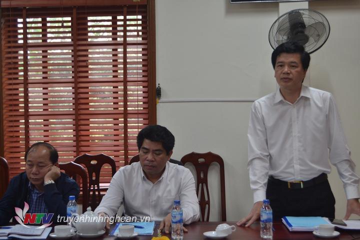 anh 2 lãnh đạo huyện Con Công cho biết một số khó khăn về thực trạng phát triển sản xuất lâm nghiệp truyên địa bàn huyện