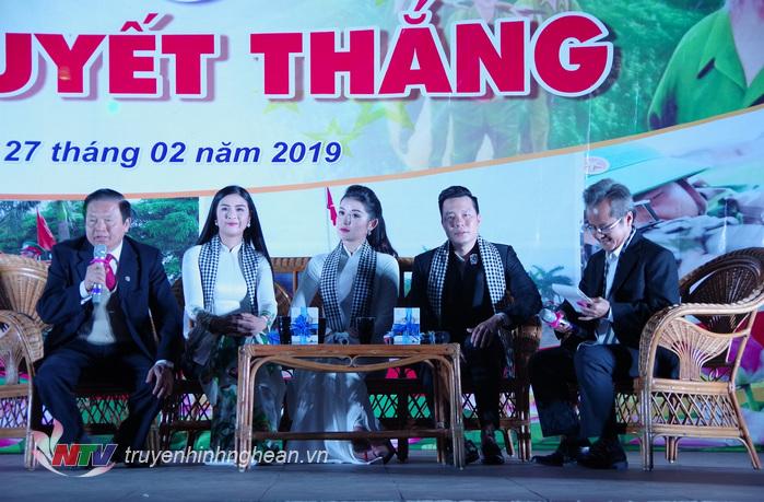 Đồng chí Lê Doãn Hợp vf Hoa hậu Đặng Thị Ngọc Hân, Á hậu Nguyễn Trần Huyền Mi, ca sĩ Lê Xuân Hảo chia sẻ văn hóa đọc sách với CB, CS
