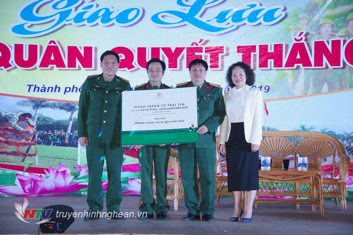 Đại diện Tập đoàn Trung Nguyên tặng 10.000 cuốn sách cho Cục Chính trị QK4, Bộ CHQS tỉnh và Bộ đội Biên phòng tỉnh PG88 go Bắn cá