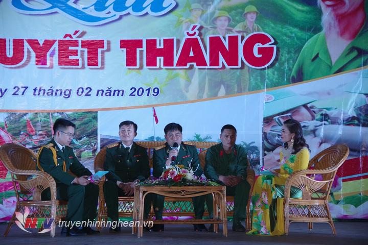 Các đại biểu chia sẻ với cán bộ, chiến sĩ kết quả và kinh nghiệm thực hiện nhiệm vụ huấn luyện, SSCĐ.