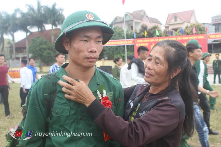 già bịn rịn tiễn con lên đường.