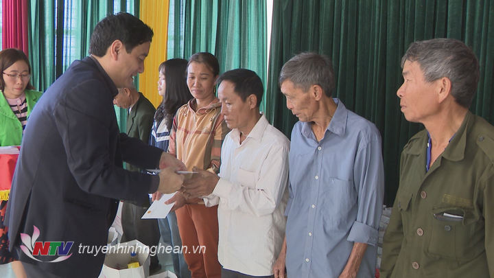 Bí thư Tỉnh uỷ Nguyễn Đắc Vinh trao quà Tết cho các hộ nghèo huyện Nghi Lộc.