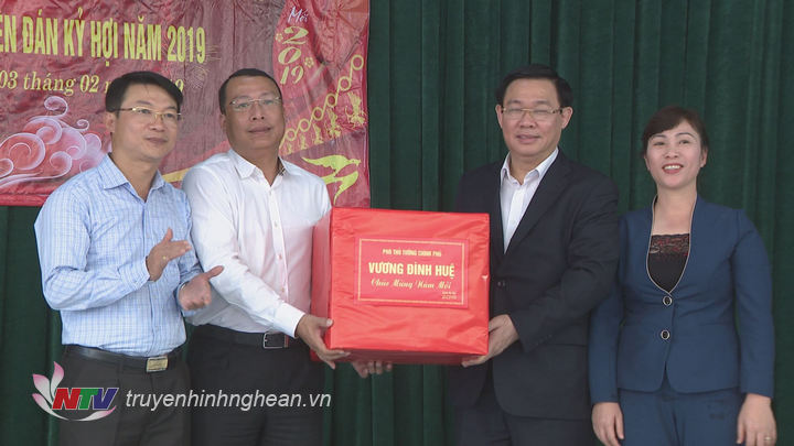 Phó Thủ tướng tặng quà chúcTết huyện Nghi Lộc.