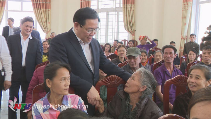 Phó Thủ tướng Vương Đình Huệ trò chuyện thân tình với bà con nhân dân huyện Nghi Lộc.