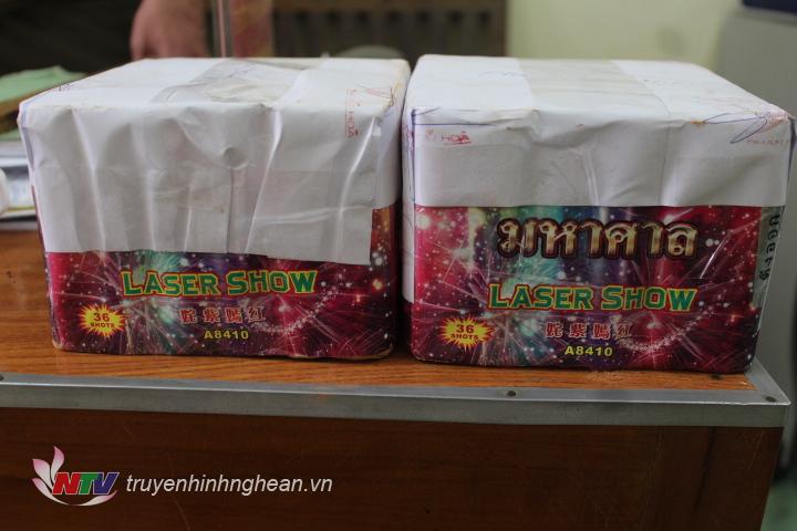 2 hộp pháo có trọng lượng 2,8 kg do người dân Đồng Hợp giao nộp chiều 29 tết.