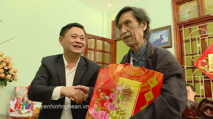 Đồng chí Thái Thanh Quý tặng quà, chúc tết nhà thơ Thạch Quỳ.