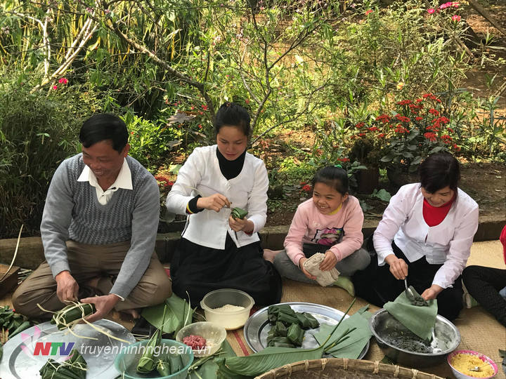 Trong gia đình đồng bào thổ ai cũng biết gói bánh vọt, bánh ú là hai loại bánh làm quà cho trẻ con ngày tết.