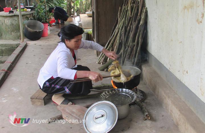 Mỗi người mỗi việc chuẩn bị mâm cúng từ sáng sớm.