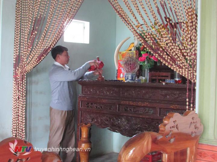 Lau dọn bàn thờ thường là việc của đàn ông trong nhà.