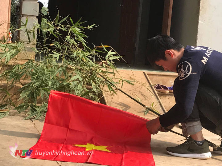 Trong ngày tết cờ được bà con dân tộc thổ treo lên cao