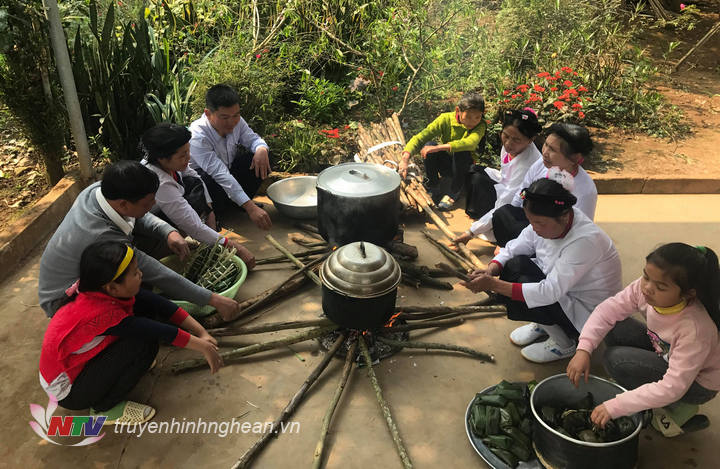 Nấu bánh là dịp để cả gia đình nhắc lại những việc làm được và chưa làm được trong năm cũ.
