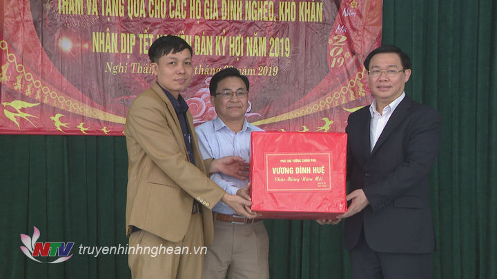 Đồng chí Vương Đình Huệ trao quà Tết cho xã Nghi Thái.