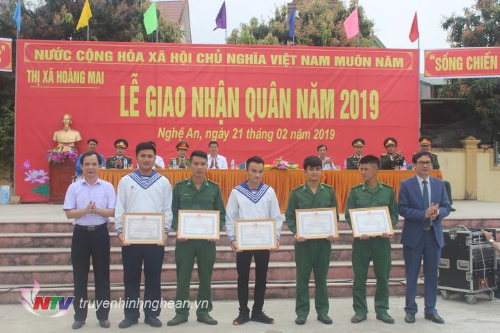Tặng giấy khen cho 