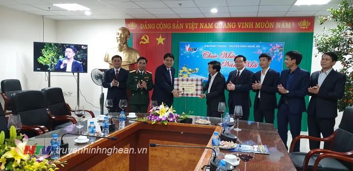 Bí thư Tỉnh uỷ Nguyễn Đắc Vinh tặng quà, chúc Tết CBCNV Đài PTTH PG88 go Bắn cá.
