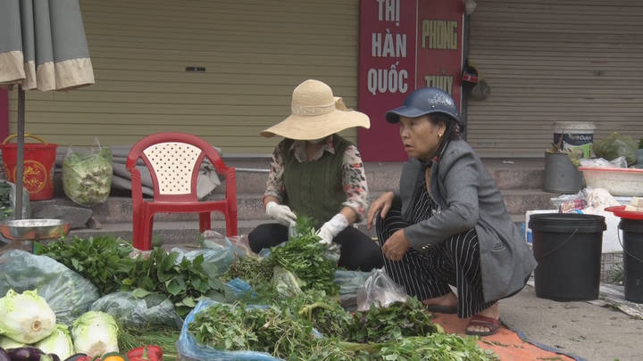 Rau xanh đắt khách ngày đầu năm.