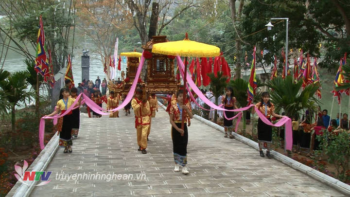 Lễ rước linh vị Đoàn Nhữ Hài và Tam tòa Thánh Mẫu tại lễ hội Đền Vạn - Cửa Rào năm 2018.