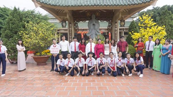 Thầy cô và các học trò thành phố Biên Hòa (Đồng Nai) chụp ảnh kỷ niệm trong ngày mùng 3 Tết Thầy. 