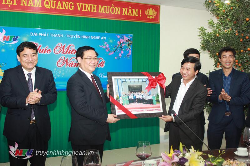 Đài PTTH PG88 go Bắn cá tặng quà, chúc Tết Phó Thủ tướng Vương Đình Huệ.