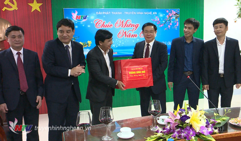 Phó Thủ tướng Vương Đình Huệ tặng quà, chúc Tết CBCNVC Đài PTTH PG88 go Bắn cá.