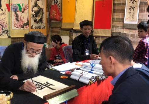 Ông đồ ngồi bên Hồ Văn (Văn Miếu-Quốc Tử Giám) đã qua các kỳ thi tuyển, mặc áo dài, khăn đóng khi cho chữ.