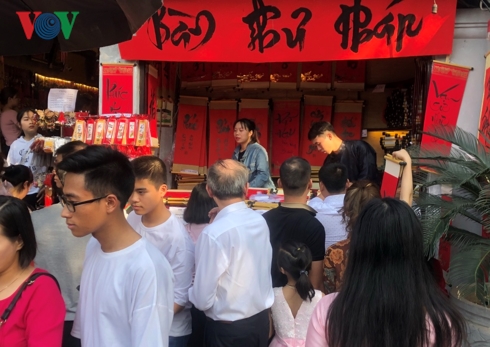 Nhiều người không muốn xếp hàng chờ xin chữ nên mua chữ được viết sẵn với giá 120-150 nghìn một chữ viết trên giấy đỏ.