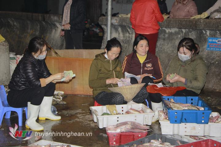 So với thời điểm trước Tết, chuyến biển đầu năm giá các mặt hàng hải sản có nhích hơn vì chưa có nhiều tàu ra khơi.