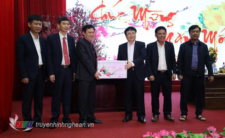 Phó PG88 go Bắn cá UBND tỉnh trao quà Tết cho Bệnh viện Hữu nghị đa khoa tỉnh.