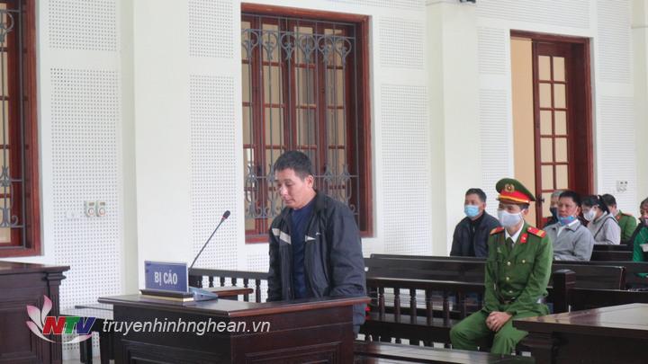  Bị cáo Nguyễn Xuân Tú tại tòa.