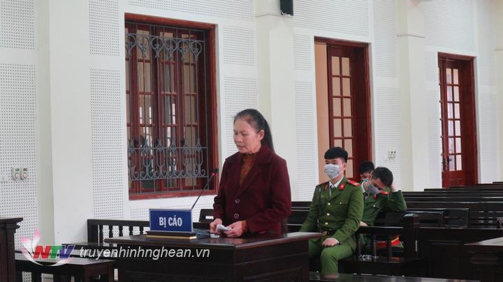Bị cáo Phùng Thị Hoa tại tòa.