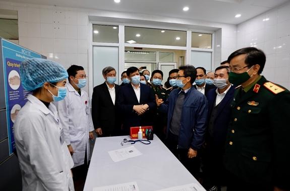 Phó thủ tướng kiểm tra phòng đăng ký tiêm thử nghiệm vắc-xin Covid-19.