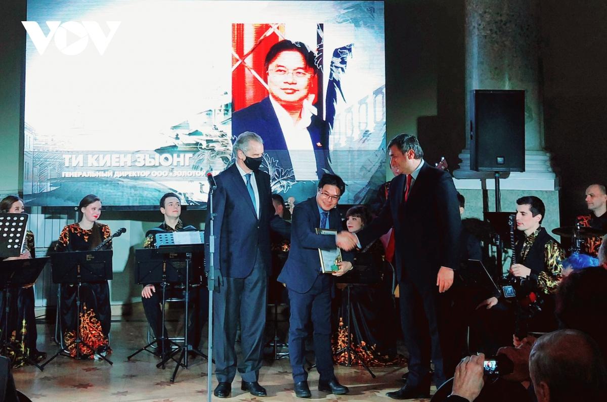 ãnh đạo Ủy ban Đối ngoại thành phố Saint Petersburg trao giải thưởng Sư tử vàng cho ông ông Dương Chí Kiên.
