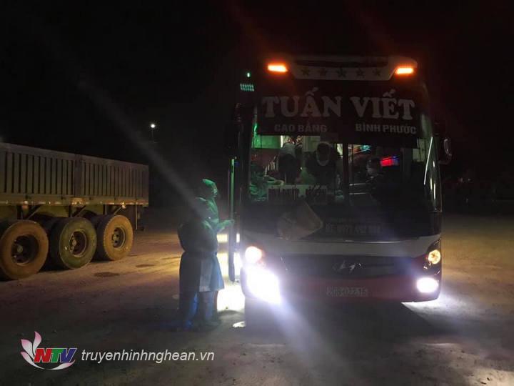 Chiếc xe ô tô khách phát hiện 7 người Trung Quốc nhập cảnh trái phép.