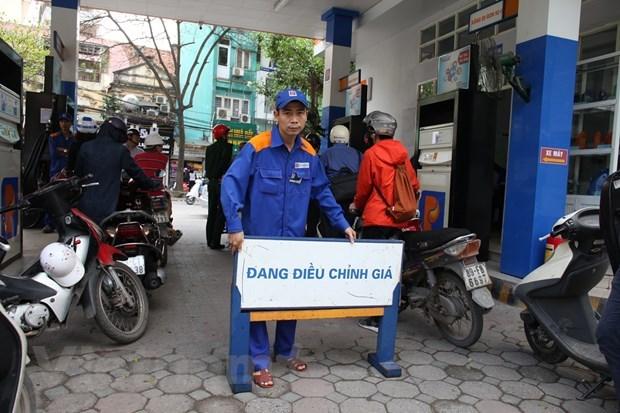 Một trong những cửa hàng của Petrolimex chuẩn bị điều chỉnh giá xăng, dầu theo giá niêm yết mới. 