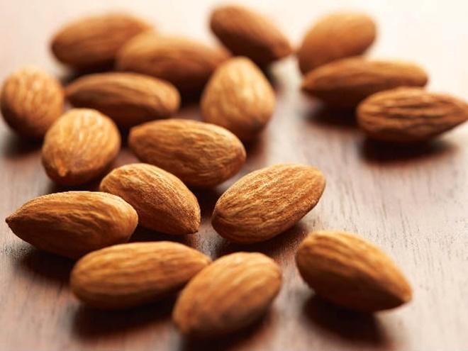 Hạt hạnh nhân: Các loại vitamin và dưỡng chất trong hạt hạnh nhân có tác dụng giữ các liên kết chặt chẽ trong dạ dày