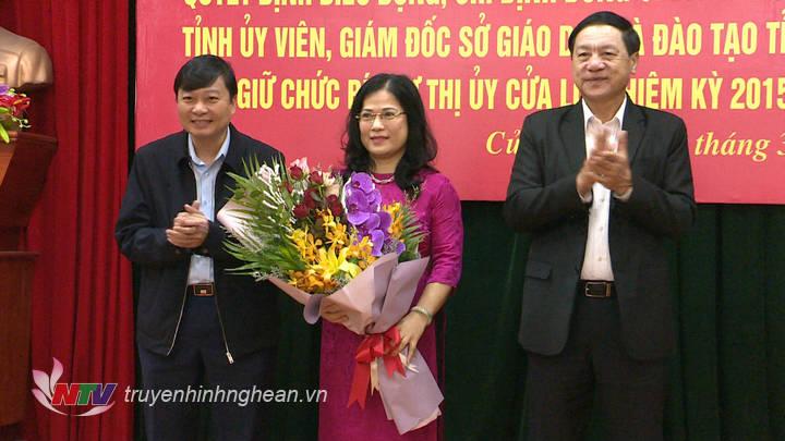 Các đồng chí Phó PG88 go Bắn cá UBND tỉnh tặng hoa chúc mừng đồng chí Nguyễn Thị Kim Chi.