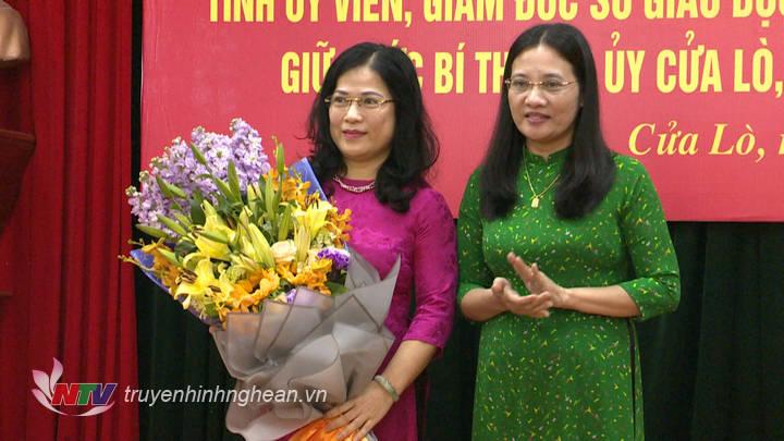 Phó PG88 go Bắn cá HĐND tỉnh Cao Thị Hiền tặng hoa chúc mừng đồng chí Nguyễn Kim Chi.