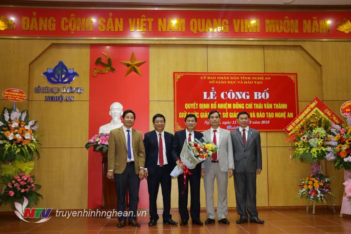 Ban lãnh đạo Sở Giáo dục và Đào tạo tặng hoa chúc mừng. 