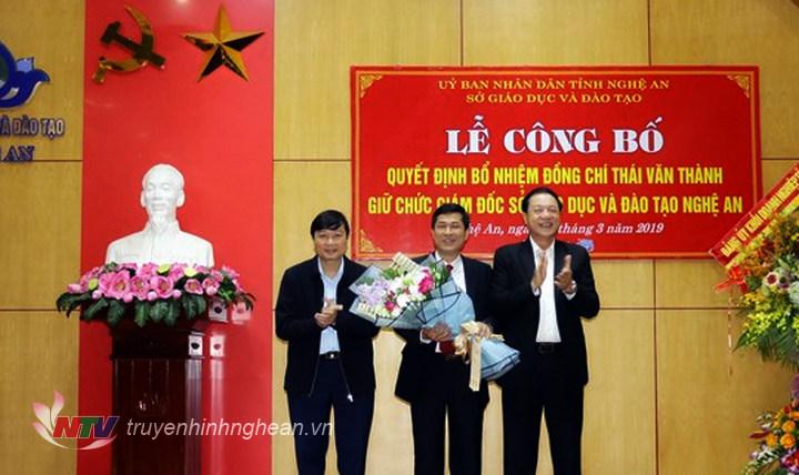  Phó PG88 go Bắn cá UBND tỉnh Lê Minh Thông và Lê Hồng Vinh tặng hoa chúc mừng đồng chí