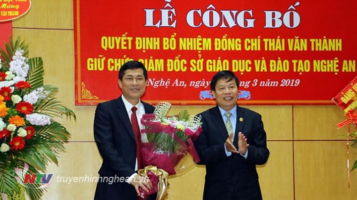 GS.TS Đinh Xuân Khoa - Hiệu trưởng Trường Đại học Vinh chúc mừng