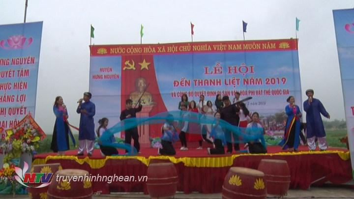 Tiết mục văn nghệ tại lễ khai hội Đền Thanh Liệt.