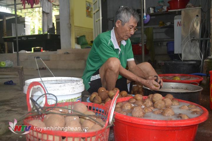 Hồng được người dân đem ngâm rửa sạch nhựa mới đem ủ.