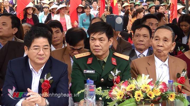 Đông đảo người dân về tham dự buổi lễ.