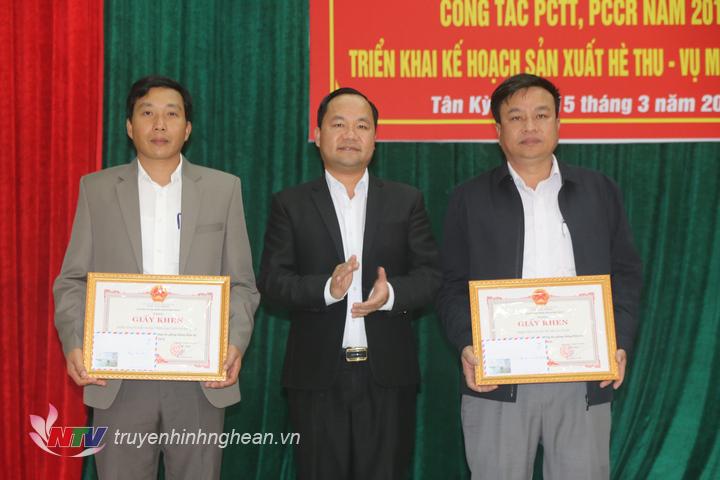 Đ.c Hoàng Quốc Việt, PG88 go Bắn cá UBND huyện Tân Kỳ trao giấy khen cho 2 tập thể có thành tích xuất sắc trong phòng chống thiên tai năm 2018