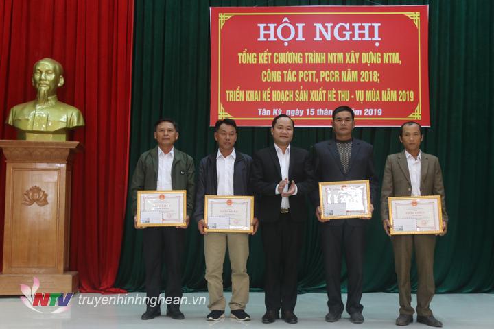 Đ.c Hoàng Quốc Việt, chủ tịch UBND huyện Tân Kỳ trao giấy khen cho 4 cá nhân xuất sắc trong xây dựng nông thôn mới năm 2018