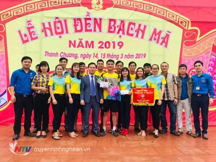 Trao giải cho các đội thi đấu.