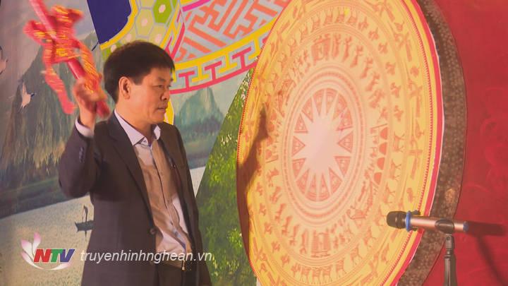 Màn trống hội do Trung tâm Văn hóa TTTT Diễn Châu biểu diễn.