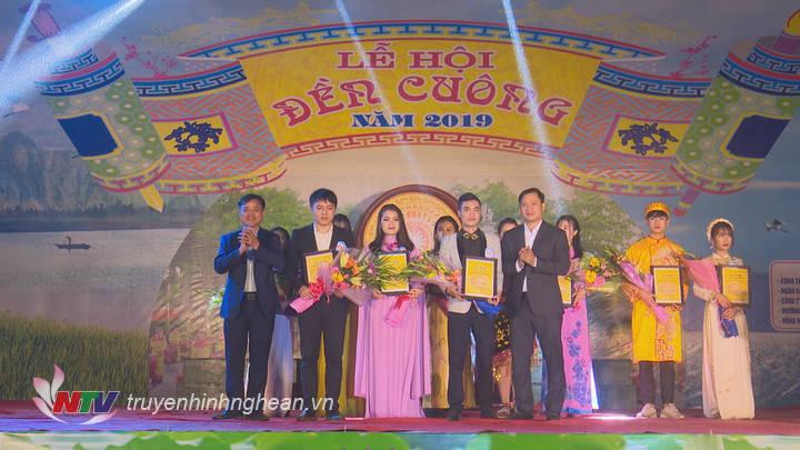  Lãnh đạo huyện Diễn Châu trao giải cho các thí sinh xuất sắc tại Link Vào PG88 link tiếng hát Thanh niên, học sinh. 