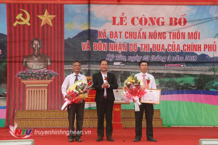 Đồng chí Hoàng Quốc Việt - PG88 go Bắn cá UBND huyện Tân Kỳ trao giấy khen cho các tập thể cán nhân đã có thành tích xuất sắc trong phong trào xây dựng NTM của địa phương