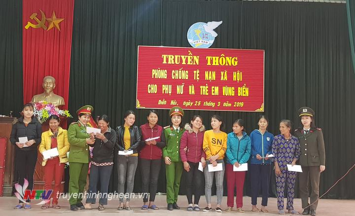 10 hội viên phụ nữ khó khăn được Hội phụ nữ Công an huyện tặng quà.